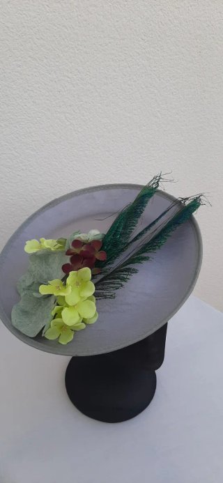 Tocado plato gris con flores y plumas