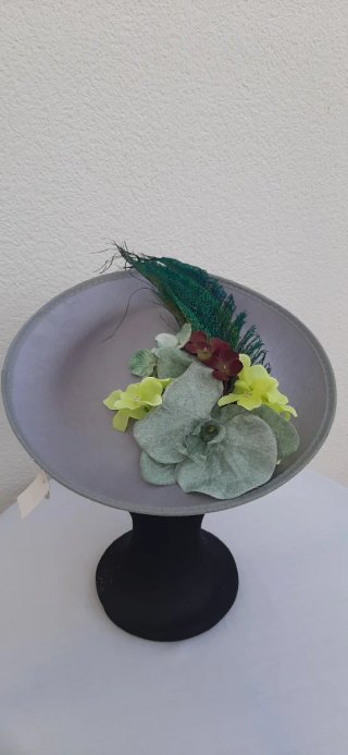 Tocado plato gris con flores y plumas