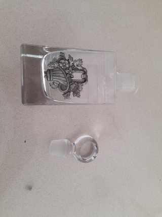 Elegante bottiglia in vetro trasparente con un raf