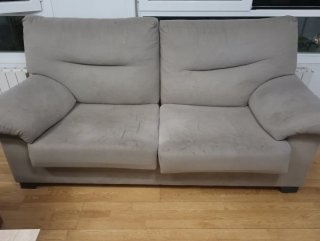 Sofá de tela beige y gris