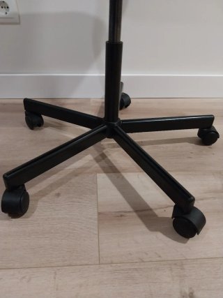 Silla de oficina negra con ruedas