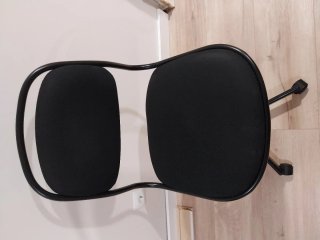 Silla de oficina negra con ruedas