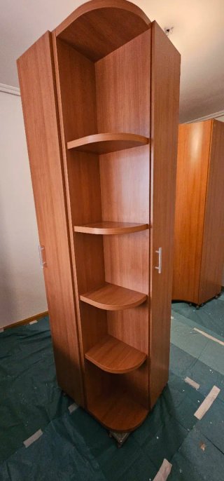 Armario de madera marrón