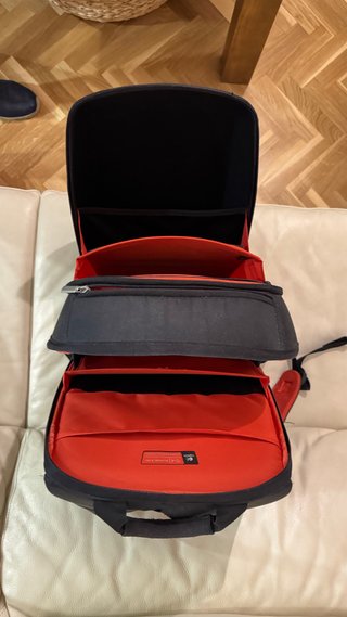 Mochila Logitech Kinetik 15.4” Negra y Roja