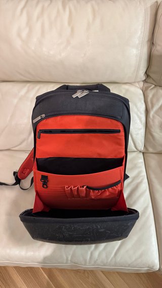 Mochila Logitech Kinetik 15.4” Negra y Roja