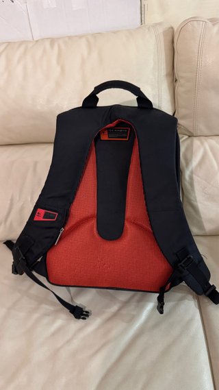Mochila Logitech Kinetik 15.4” Negra y Roja
