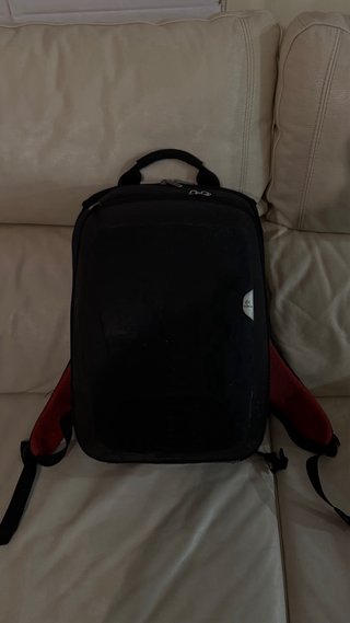 Mochila Logitech Kinetik 15.4” Negra y Roja