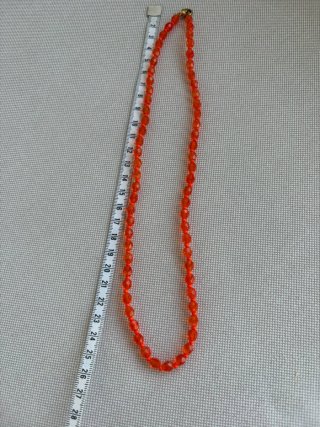 Collar naranja de cuentas