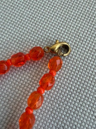 Collar naranja de cuentas