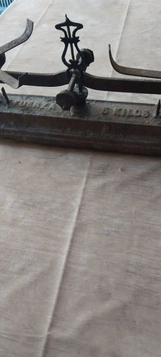 Balanza antigua de hierro