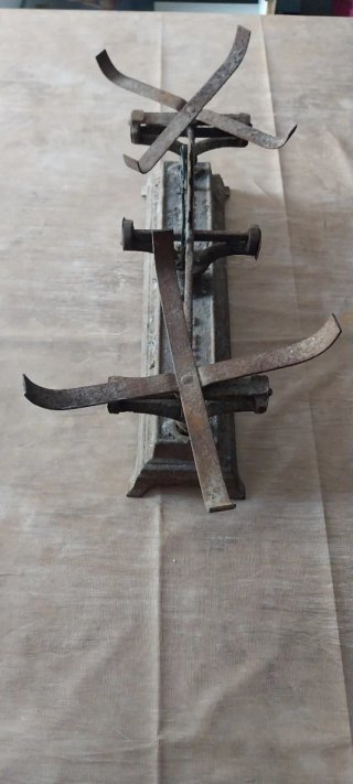 Balanza antigua de hierro