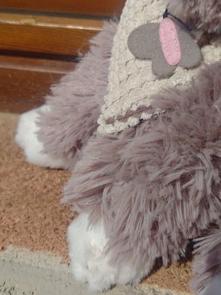Peluche gattino grigio/nero con bavaglio/farfalla