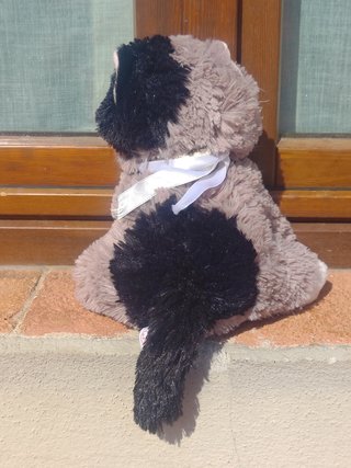 Peluche gattino grigio/nero con bavaglio/farfalla