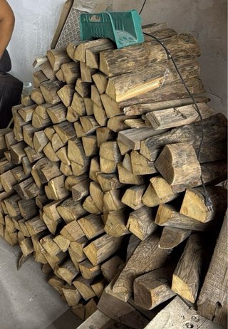 Leña cortada para chimenea o barbacoa