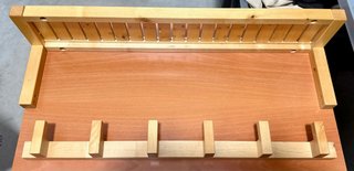 Estante y perchero de madera Ikea