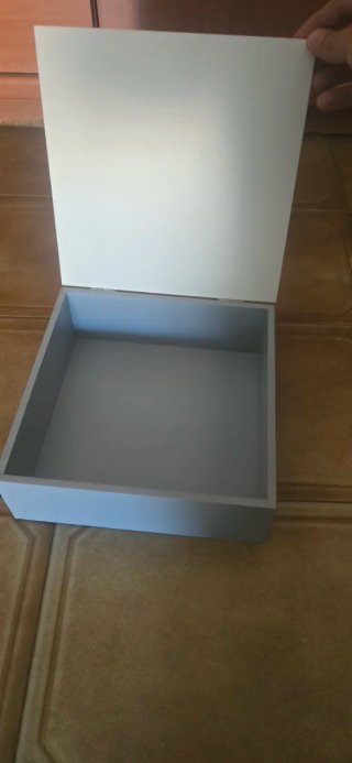 Caja de madera decorada con arcoíris