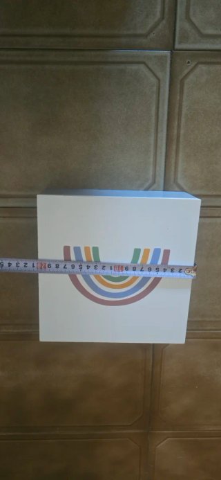 Caja de madera decorada con arcoíris