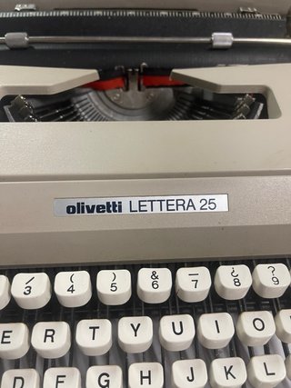 Máquina de escribir Olivetti Lettera 25