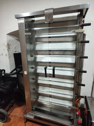 Maquina de pollos a l'ast