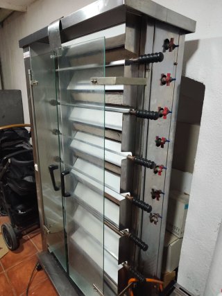 Maquina de pollos a l'ast