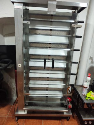 Maquina de pollos a l'ast