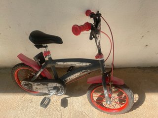 Bicicleta infantil roja y negra