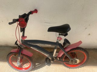 Bicicleta infantil roja y negra