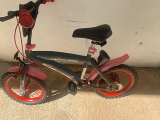 Bicicleta infantil roja y negra