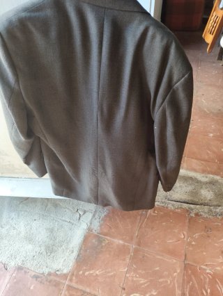 Traje de hombre gris con corbatas