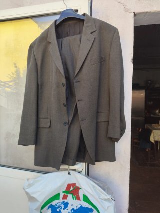 Traje de hombre gris con corbatas