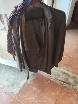 Traje de hombre gris con corbatas