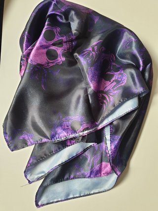 Pañuelo satinado calaveras morado