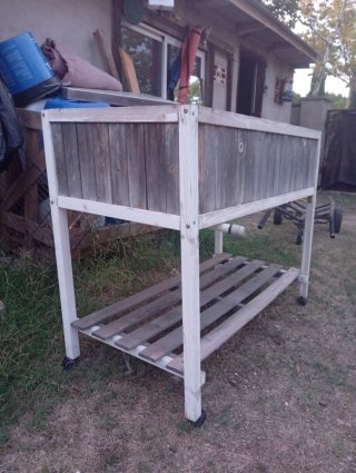 Mesa huerto urbano con ruedas