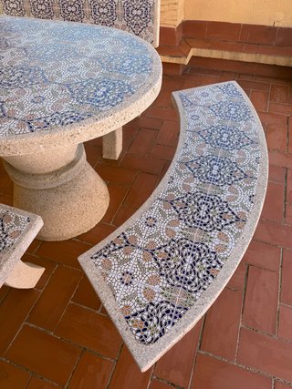 Mesa y bancos de piedra para jardín
