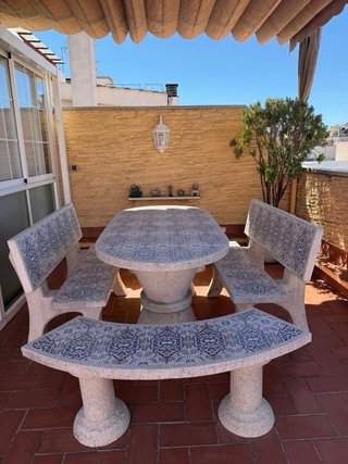 Mesa y bancos de piedra para jardín