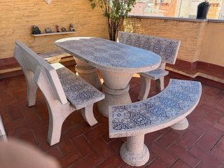 Mesa y bancos de piedra para jardín