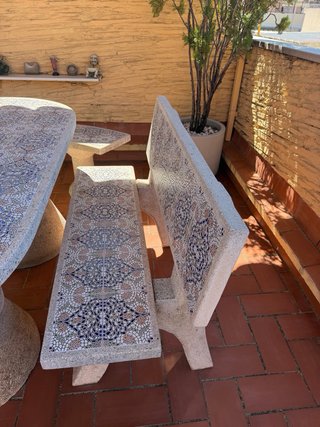 Mesa y bancos de piedra para jardín