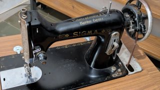 Máquina de coser Sigma antigua con mueble