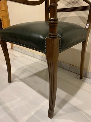 Silla de madera con asiento de piel
