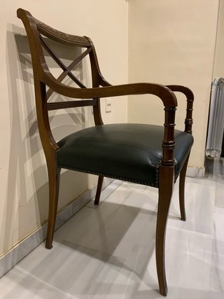 Silla de madera con asiento de piel