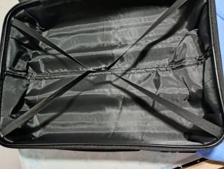Maleta de viaje negra y rosa de cabina