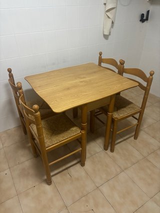 Mesa de comedor y 4 sillas