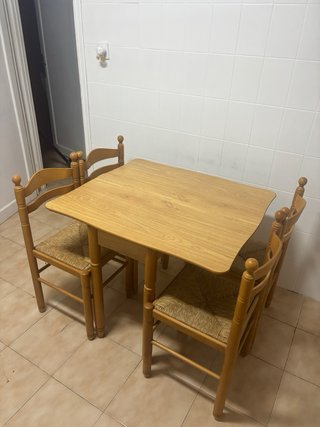 Mesa de comedor y 4 sillas