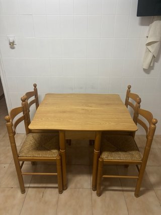 Mesa de comedor y 4 sillas