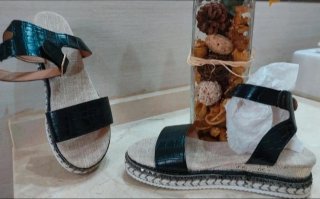 Sandalias cuña negras y multicolor