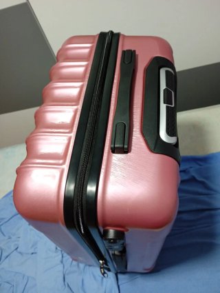 Maleta rosa de viaje