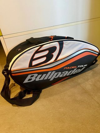 Paleter Bullpadel Padel Tour Negre i taronja.