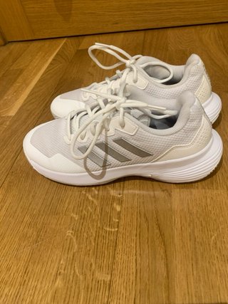 Zapatillas Adidas Blancas y Plateadas