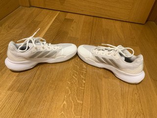 Zapatillas Adidas Blancas y Plateadas