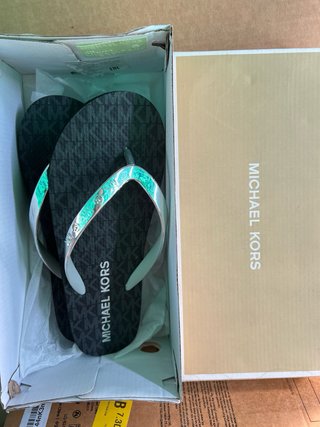Chanclas Michael Kors negras y plateadas